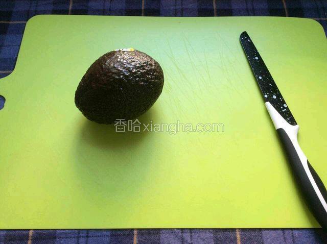 取褐色成熟牛油果