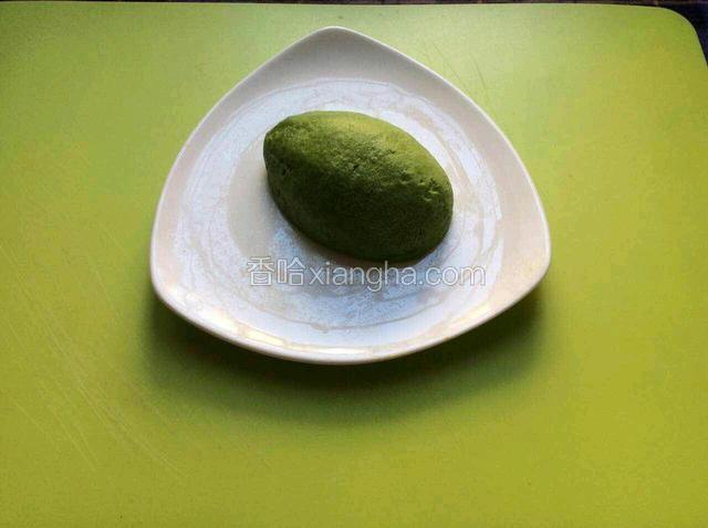 成熟的牛油果很好去皮的