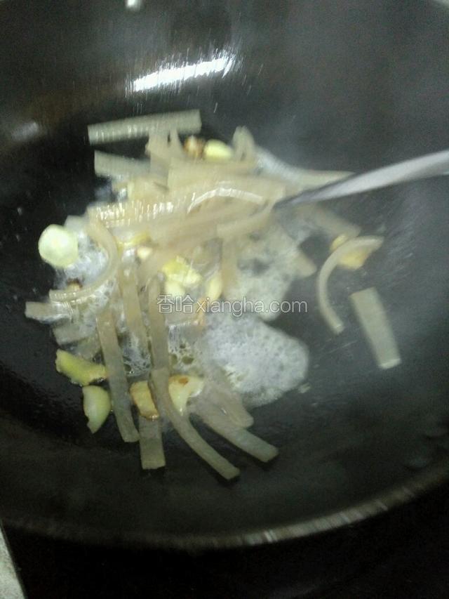 沿锅边淋少许清水，防粘锅。快速炒软肉皮。