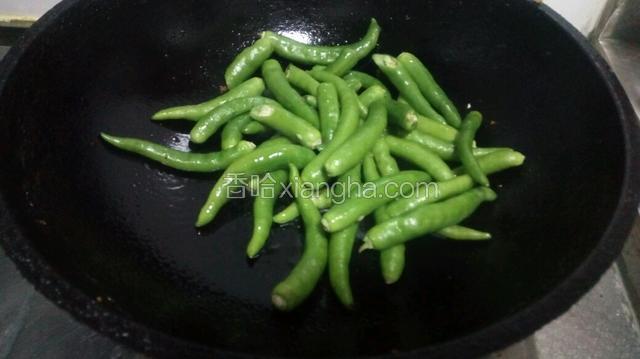 锅中做油将杭椒过油断生后盛出