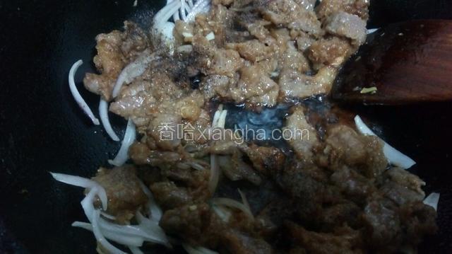 加入酱油，胡椒翻炒