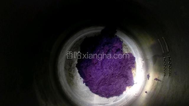 将紫薯泥放入豆浆机机桶内。