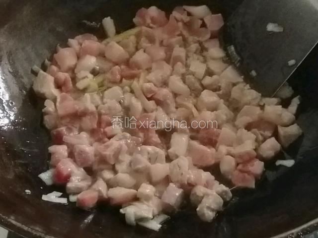 肉丁渐渐变成焦黄色；