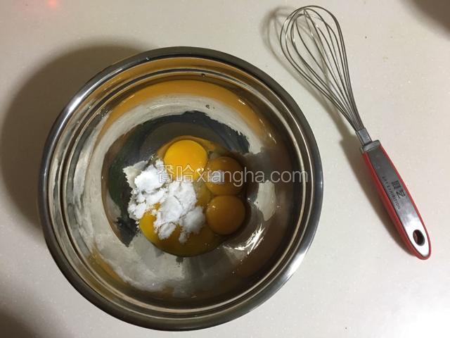 蛋黄打入盆中加入白砂糖搅打均匀；