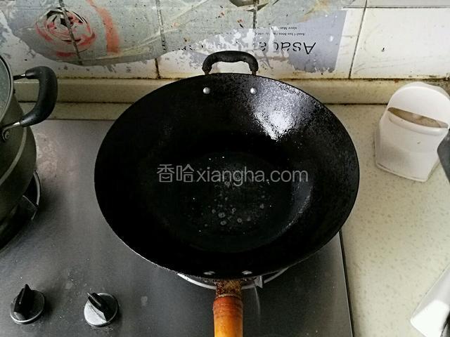 锅中放少许油，烧热。