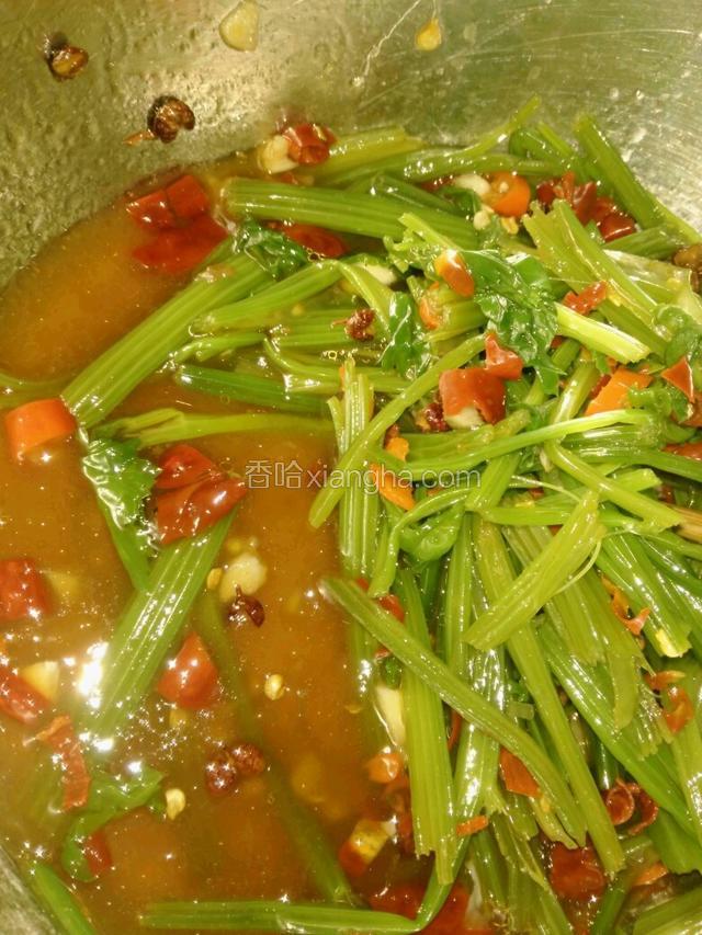 芹菜捞出沥水。
锅里热油，爆香蒜末，花椒。
准备一个盆，倒入所以辅料，拌匀