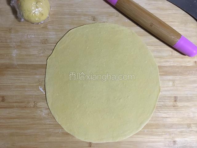 一份盖上保鲜膜密封好，另一份用手压扁用擀面杖擀成大约0.3厘米厚的长方形片状；