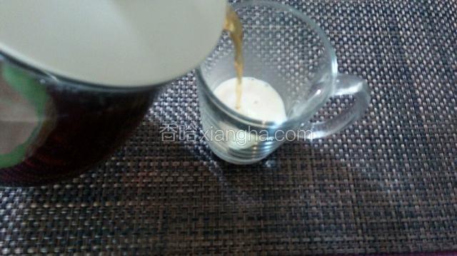 将热茶倒入杯中