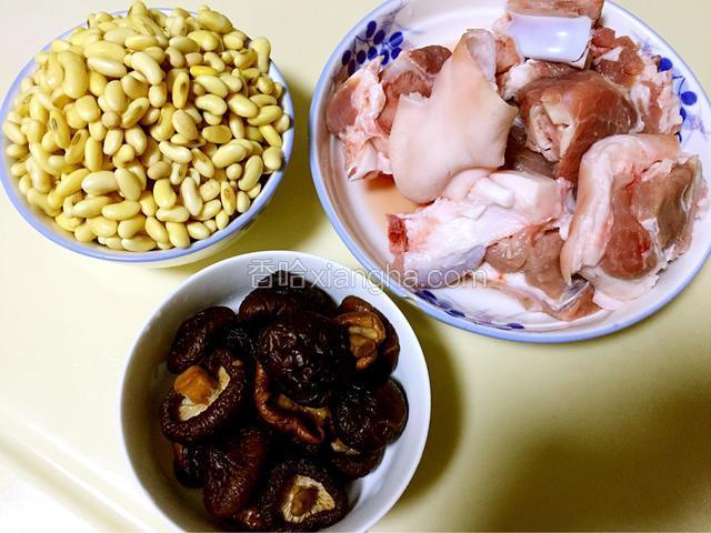 黄豆提前一天泡10个小时以上。
斩块的猪腿骨泡在水里60分钟，期间多换几次水。
香菇洗净泡到软备用。