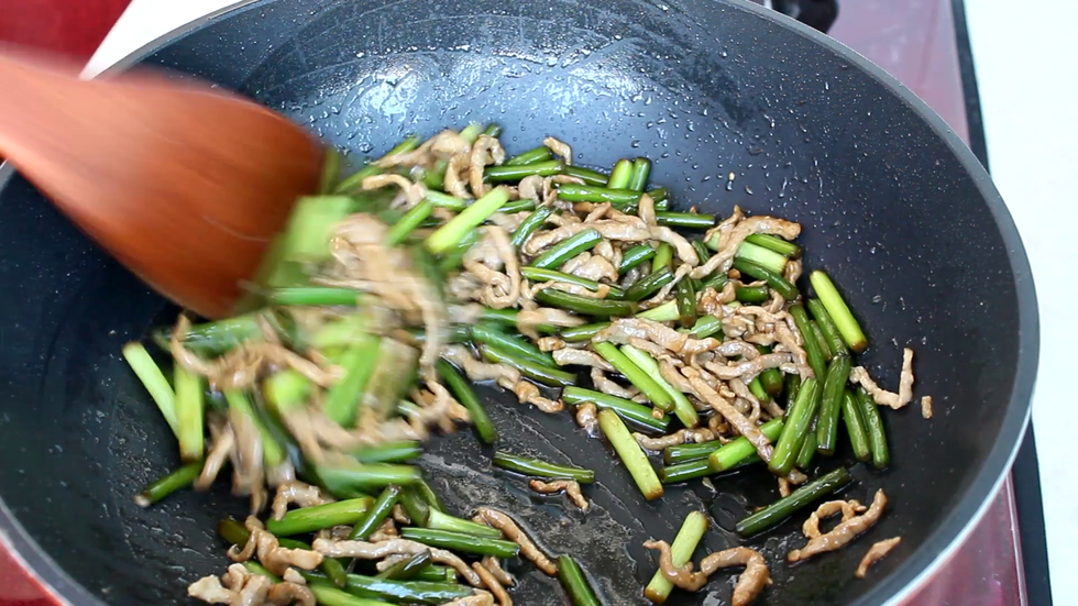 大火快速翻炒均匀