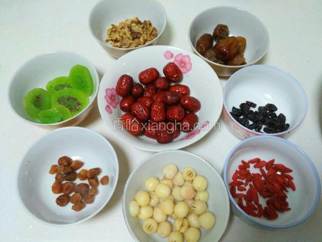 材料准备齐全，莲子煮一下，猕猴桃干切丝或块。蜜枣去核切条（也可以整个）