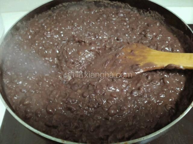 将红小豆洗净少一些水高压锅压20分钟以上，然后放不粘锅里炒干。