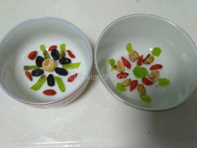 蒸好的糯米饭趁热拌上猪油。。根据个人口味多放或少放。碗刷一层油，然后将果干铺出造型来。放一部分糯米饭，压在果干上