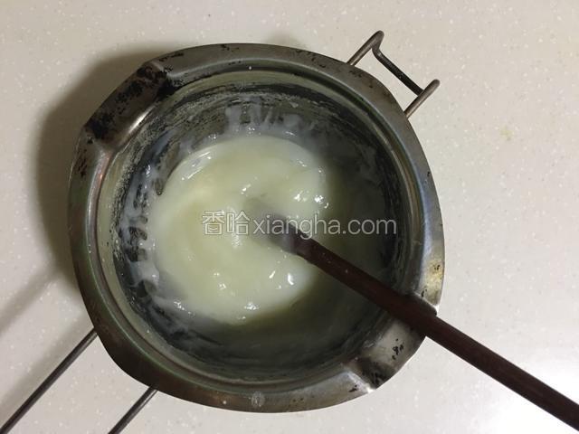 20克的高粉中加入100克的沸水、搅拌均匀成透明的糊状成汤种，盖上保鲜膜晾凉后备用；