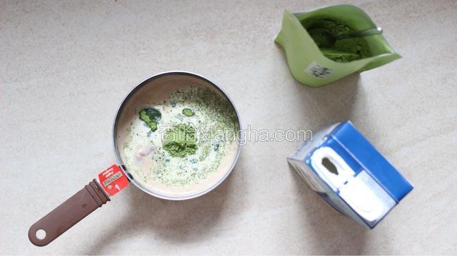 加入两勺抹茶，50ml的淡奶油(我喜欢奶味重的奶茶，大家可以根据自己口味加淡奶)搅拌均匀