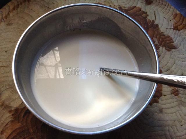 将淡奶油 牛奶 砂糖混合。并隔水加热 知道砂糖融化即可