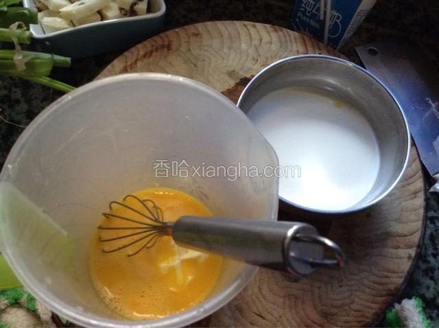 鸡蛋打散 加入溶化后的黄油 搅拌均匀后倒入先前加热后的牛奶布丁液中 继续搅拌均匀