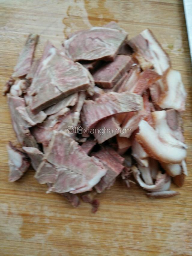 猪头肉切薄片。