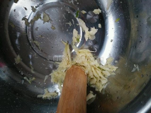 拍好的蒜用擀面杖捣成蒜泥。这一步更关键，捣蒜的过程可以使蒜汁出来，而且蒜的粘性可以更好的附在猪头肉和黄瓜上，吃起来更加美味。切记，这一步不可以用刀切代替噢。