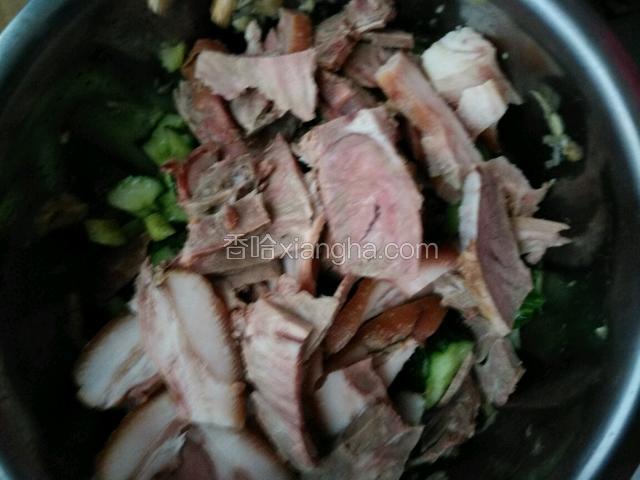 放入猪头肉。