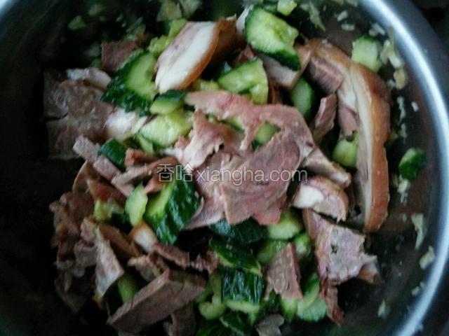 搅拌好的蒜拌猪头肉黄瓜！