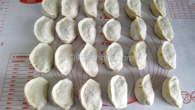 按此方法包完所有的饺子，放在面板上。如图。