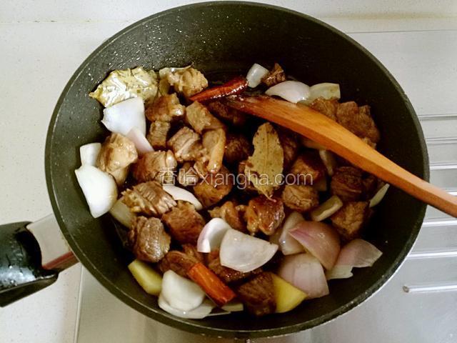 然后翻炒出香味。