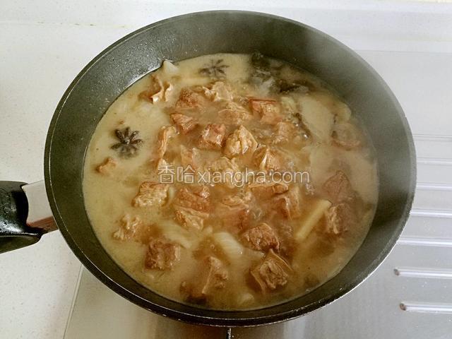 用小火焖至软烂。