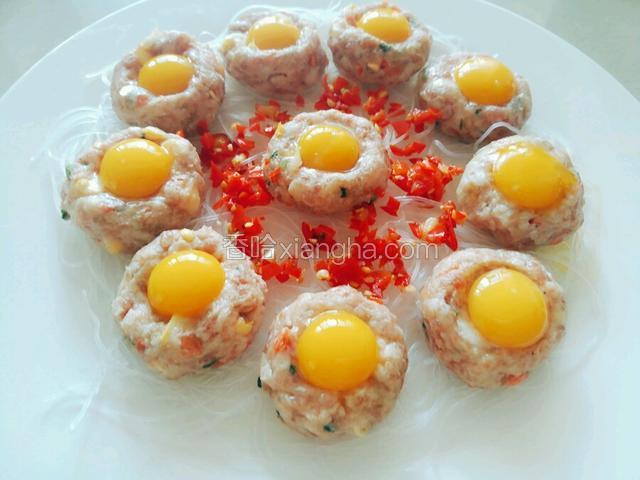 肉饼中间的空处撒一点点剁椒，淋上特鲜酱油。
