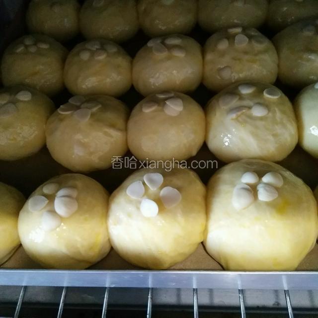 放入烤箱里120度上下火烤25分钟，根据自己的烤箱调温，我的烤箱温度有点高，烤剩十分钟时刷上些蜂蜜水，味道更好吃哦！