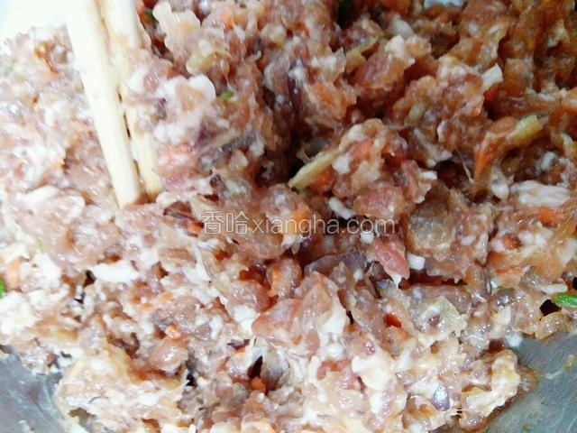 肉馅里加入葱姜蒜末 酱油1勺 盐少许 香油少许搅匀