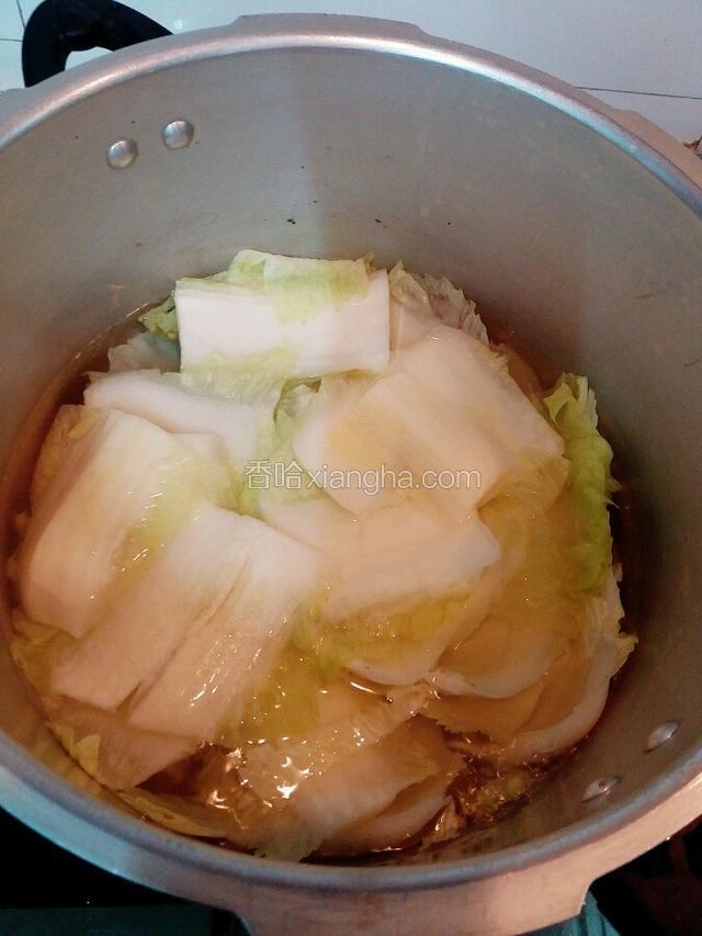 把白菜放热水中焯软 黄瓜 胡萝卜切片烫软
