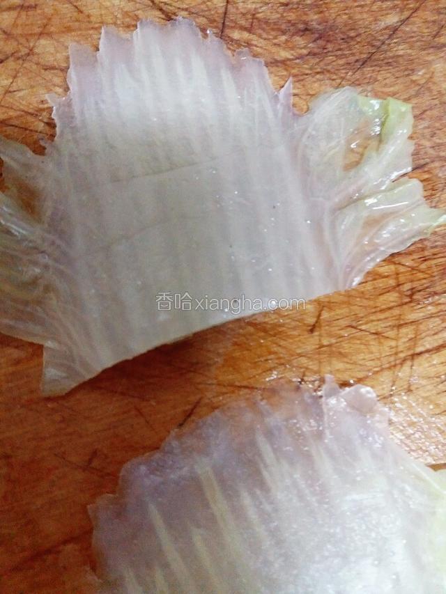 取一片白菜斜刀切片