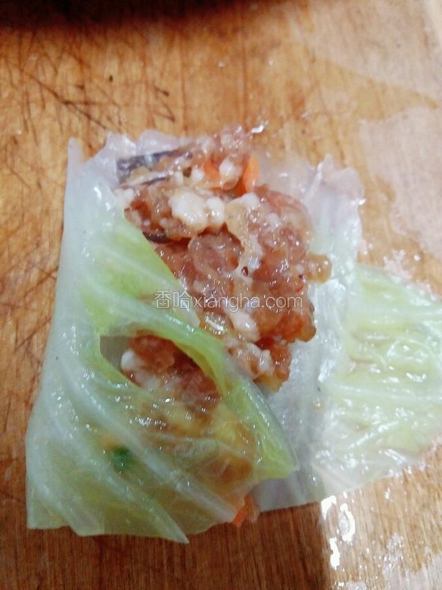 把活好的肉馅卷里 