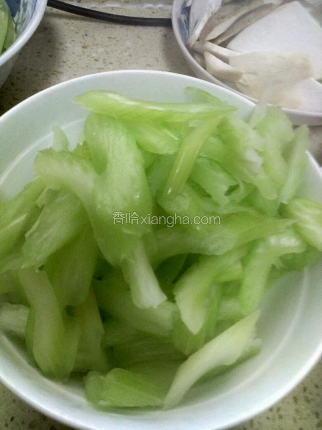芹菜切好，焯水。然后凉水拔一下！为了脆口
