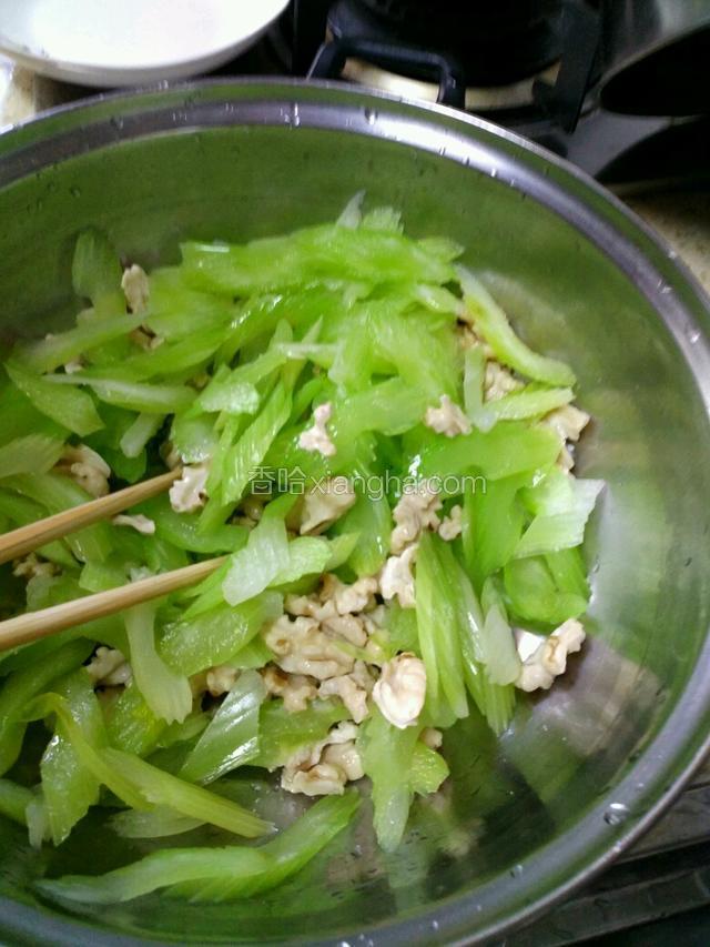 捞出开始拌，加入我们上述的调料，盐，香油，糖！
