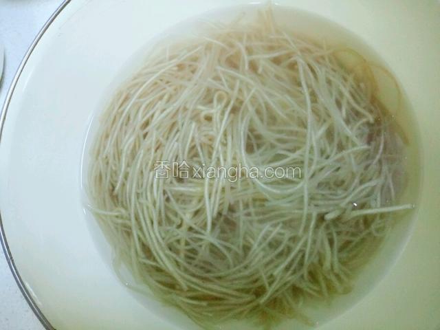 红薯粉条提前用开水泡软。