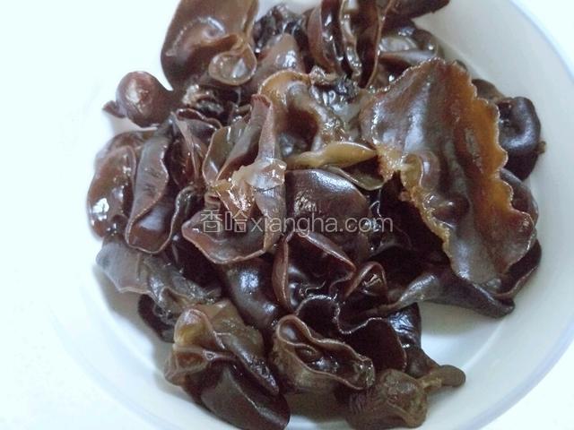 用水洗干净，去掉硬心。