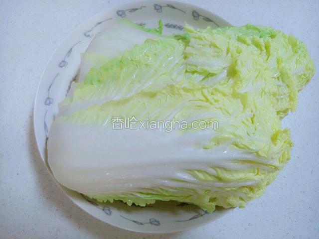 娃娃菜取几片叶子，洗干净，沥去水分。