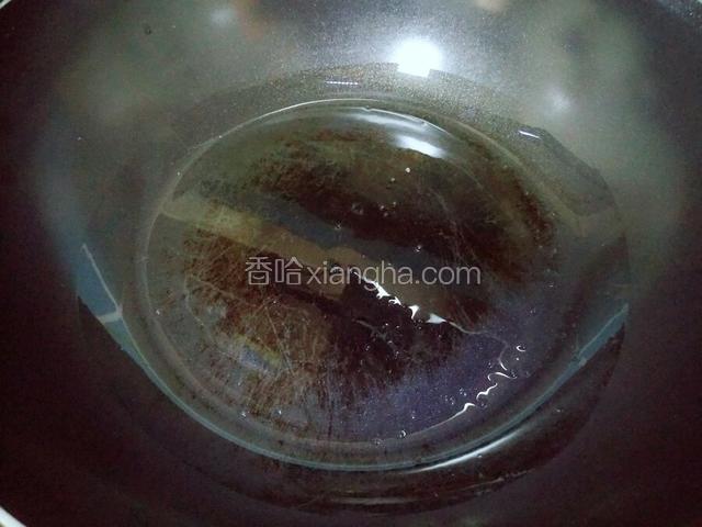 开火，炒锅烧热倒油。