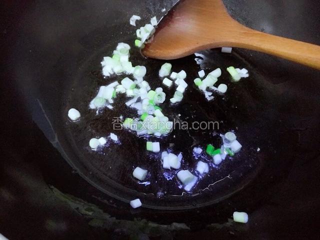 油温热倒入葱花炒香。