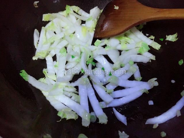 倒入白菜白翻炒。