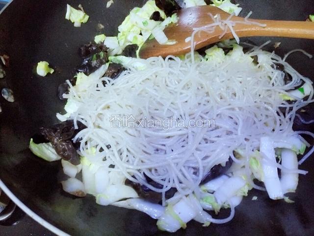 加入泡好的粉条，翻几下，加水，炖煮。