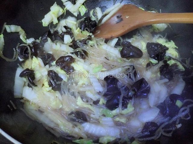 炖至粉条软烂透明，加鸡精出锅。
