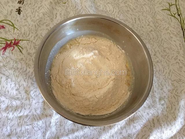 加入面粉和盐。