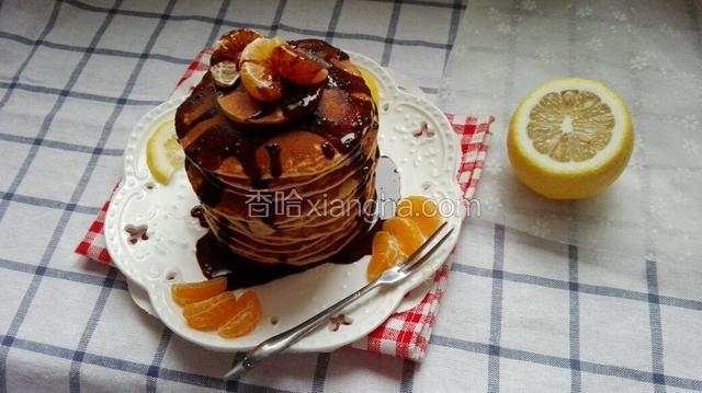 用柠檬片和蜜桔装饰后，浇上巧克力酱，香醇的【法式松饼】就可以即可享用了。