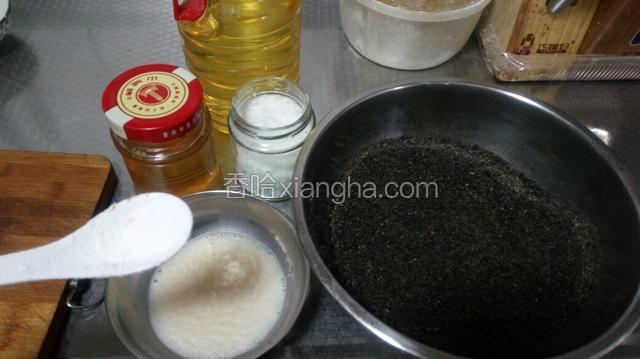 黑芝麻炒熟料理机打成粉，猪油提前炼好备用