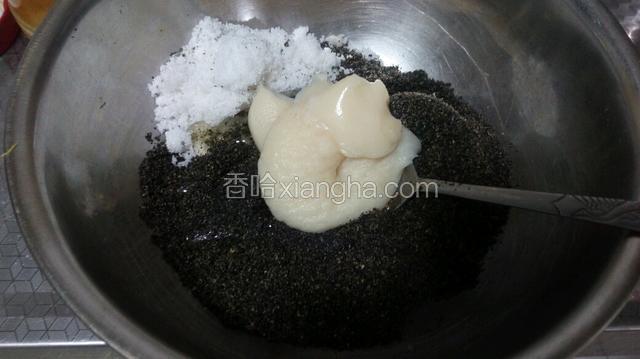 将猪油，白糖，盐，玉米油倒入芝麻粉中搅拌均匀