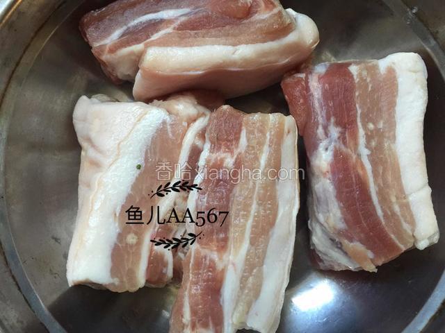 猪五花肉去毛洗净。