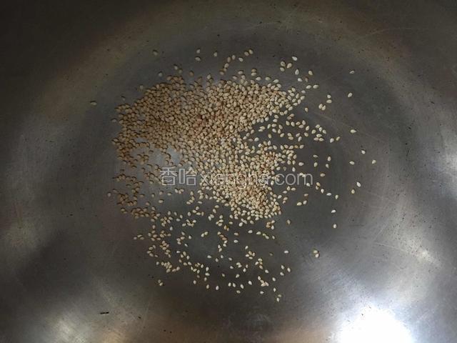 白芝麻放锅中小火炒熟。